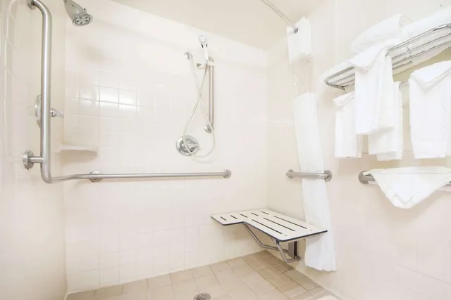 غرفة بسريرين كوين لذوي الإعاقة، Ramada By Wyndham Enid 8/8