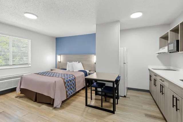 Interior, Efficiency, Queen Bed، Suburban Studios Copley Akron West 1/3
