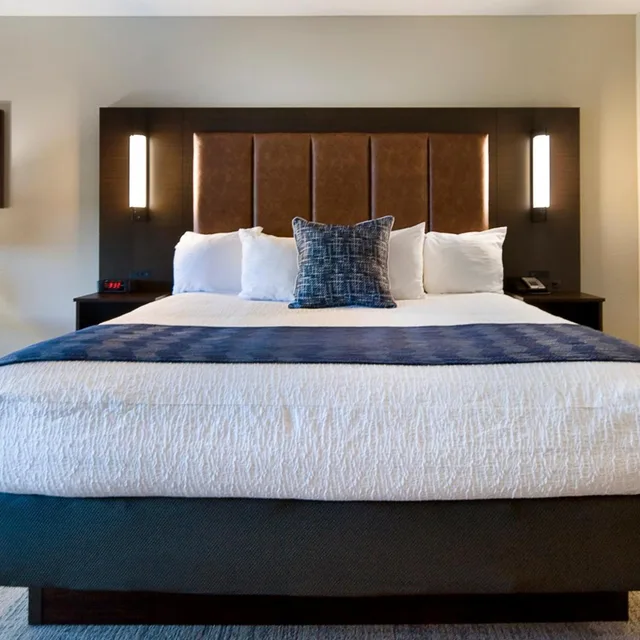 غرفة بسرير كينج بإطلالة على الحديقة، Clubhouse Hotel Suites Sioux Falls 2/4