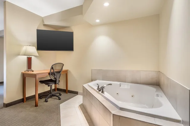 جناح بسرير كينج مع أريكة بحوض جاكوزي، Best Western Plus Service Inn and Suites 5/6