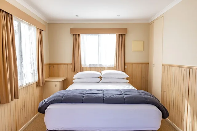 استوديو عائلي بسرير كوين وأسرّة بطابقين، NRMA Halls Gap Holiday Park 2/5