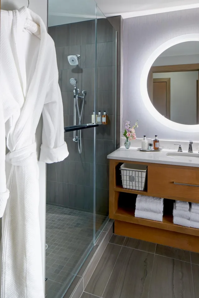 جناح جونيور، The Hotel Landing 7/10