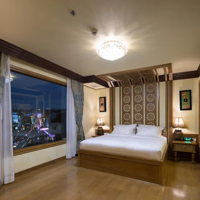 Grand, Deluxe, Peak Nimman Prestige Hotel 4/10