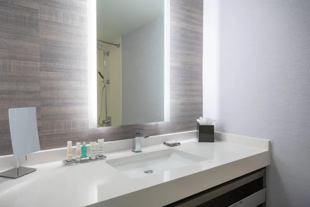 غرفة بسريرين مزدوجين مع دخول صالة النادي في طابق مرتفع، Marriott Tysons Corner 6/10