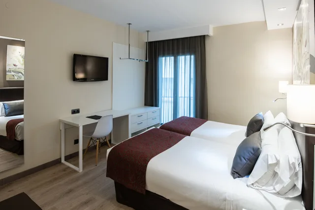 Room, Queen Bed, Balcony, Catalonia Castellnou 1/10