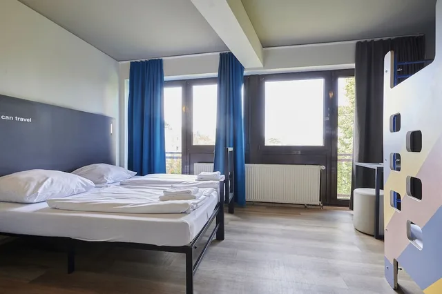غرفة ثلاثية بسريرين منفصلين وسرير بطابقين، a&o Hamburg Reeperbahn 2/3