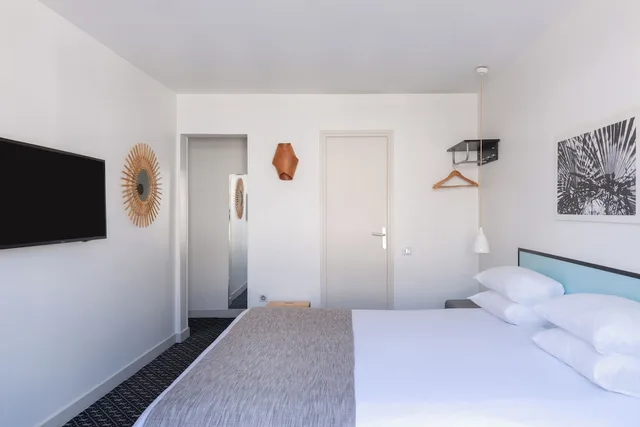 Room, Queen Bed, Eiffel View، Palm Astotel 2/3