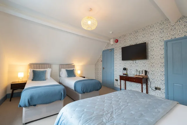جناح كومفورت بسرير كينج وسريرين منفصلين، The Bugle Coaching Inn 2/4