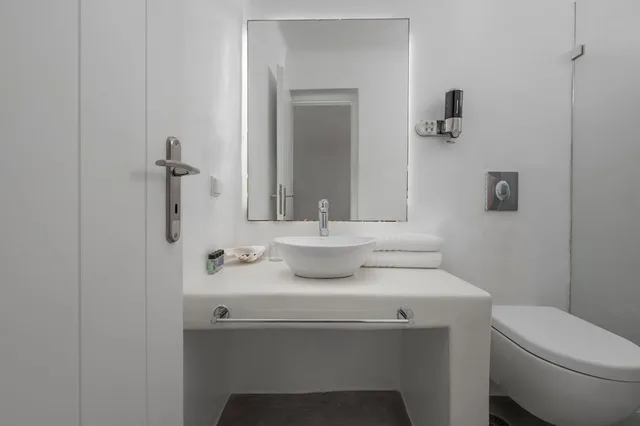 جناح سوبيريور بسرير كوين وسريرين منفصلين بإطلالة على البحر، Flaskos Suites 5/5