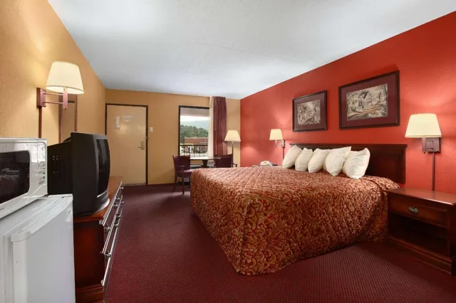 غرفة بسرير كينج للمدخنين، Days Inn by Wyndham Harriman 1/1