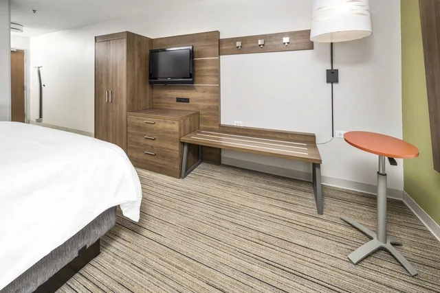 غرفة بسرير كينج، Holiday Inn Express Chicago Nw-Vernon Hills 3/6