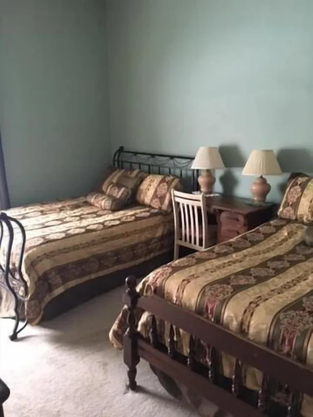غرفة بسريرين مزدوجين، Victorian Charm Inn 1/2