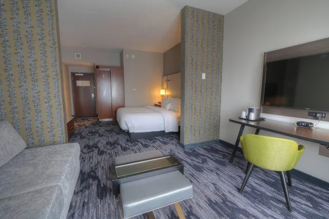 غرفة بسرير كينج مع أريكة، FAIRFIELD INN AND SUITES GATLINBURG DOWNTOWN 5/5