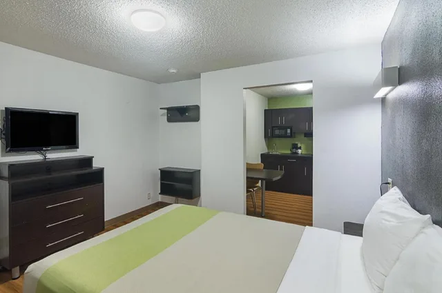 3 Full Beds - Non-Smoking، Motel6 Austin, TX - Midtown 3/9