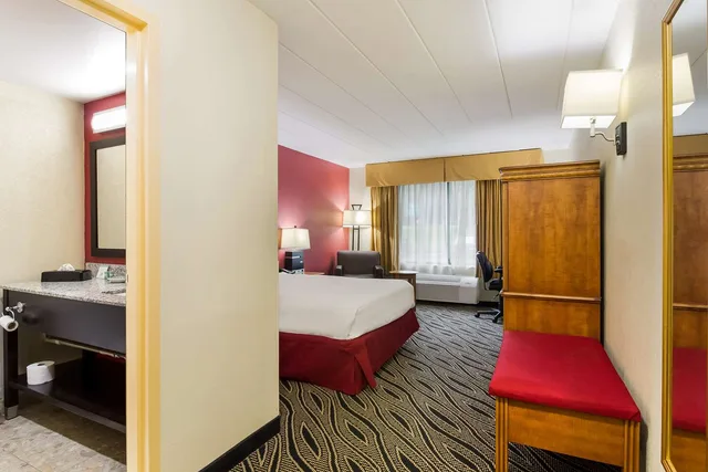 Suite, Queen Bed, Pool Side, Sofa، Best Western Braddock Inn 3/4