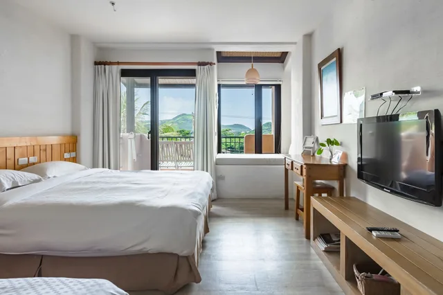 غرفة ثلاثية بسرير كوين وسرير فردي بإطلالة على الجبل بشرفة، Kenting Fairyland & Farm Guest House 4/9