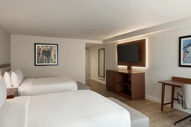 Renovated, 2 Queen Beds, Large, Doubletree By Hilton Bloomington Minneapolis South 1/7