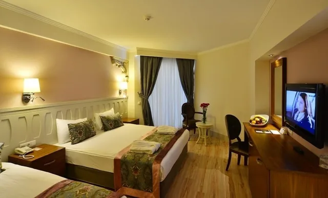 Deluxe, Quadruple, Queen and Twin Beds, SIDE CROWN SERENITY 3/6