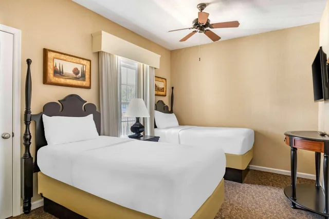 جناح ديلوكس بسريرين منفصلين وسرير كينج بغرفتي نوم لذوي الإعاقة، Hilton Vacation Club The Historic Powhatan Williamsburg 2/6