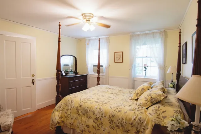 Deluxe, Queen Bed, Courtyard View, Blackberry River Inn 1/2