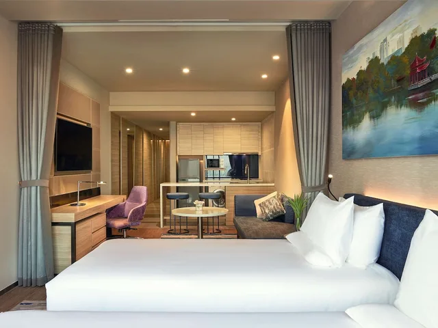 غرفة ديلوكس بسريرين منفصلين بإطلالة على المدينة، Novotel Hanoi Thai Ha 1/5