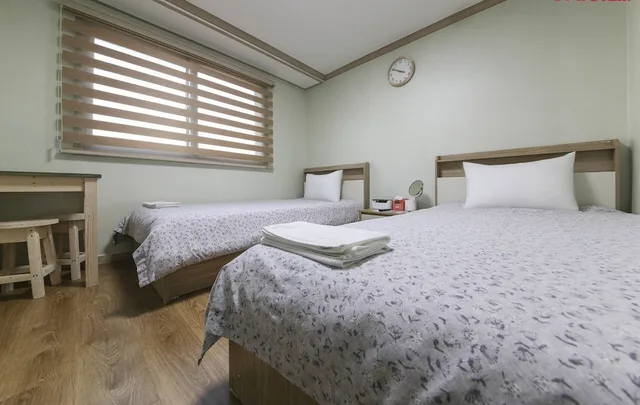غرفة بسرير كوين، R Guesthouse 7/10