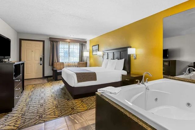 Spa, King Bed, Jetted Tub، Best Western Of Harbor Springs 4/4