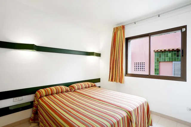 شقة عائلية بثلاثة أسرّة بشرفة بغرفة نوم واحدة بإطلالة جزئية على البحر، Apartamentos Rosanna 1/2