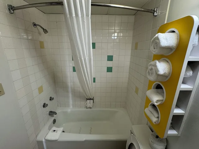 غرفة قياسية بسريرين كوين، Motel6 Butte, MT - Historic City Center 4/4