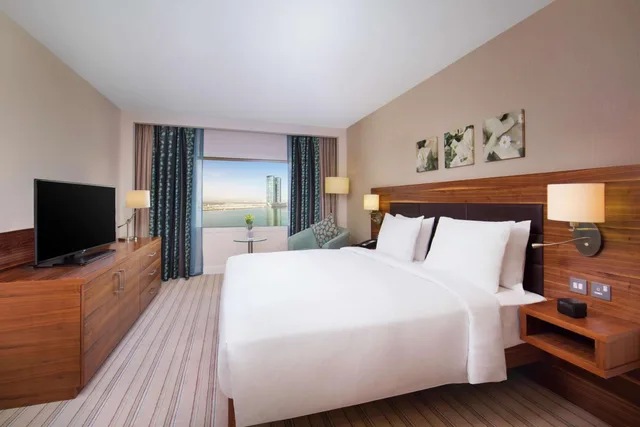 جناح بسرير كينج بغرفة نوم واحدة مع أريكة، Hilton Garden Inn Ras Al Khaimah 1/6