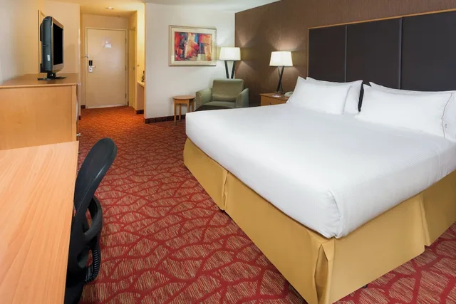 Standard, King Bed, Holiday Inn Express Grants Pass 1/3