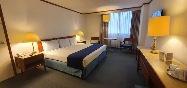جناح جونيور، Bristol Hotel 4/10