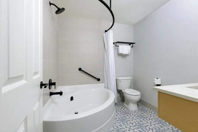 غرفة بسرير كينج وسريرين كوين بشرفة في طابق مرتفع، Balcomo, a Ramada by Wyndham 3/6
