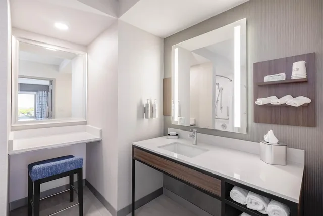 Presidential, Suite, King Bed, 1.5 Bathrooms, Sofa, Accessible، Hilton Garden Inn Des Moines/Urbandale 7/7