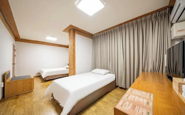 غرفة بريميوم بسرير كوين وسرير فردي، Miju Hotel 3/5