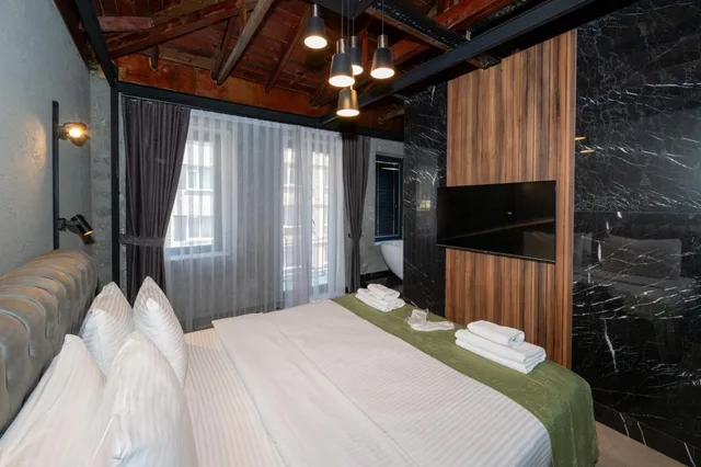 جناح بسرير كوين، Monev Istanbul 3/10