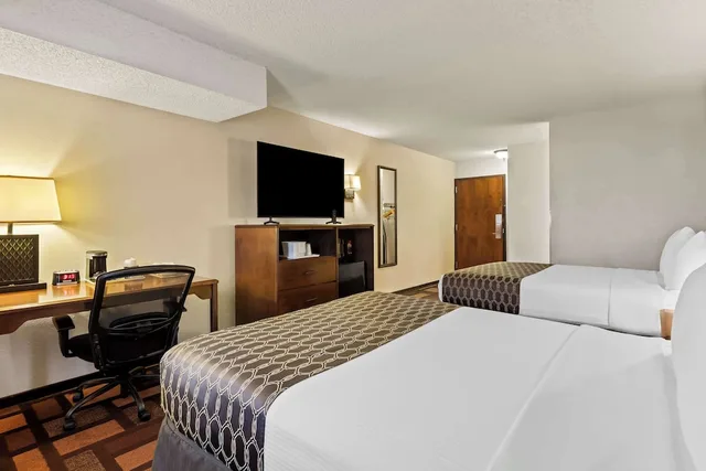 غرفة قياسية بسريرين كوين يُسمح فيها بالحيوانات الأليفة للمدخنين، Best Western Tower West Lodge 2/4