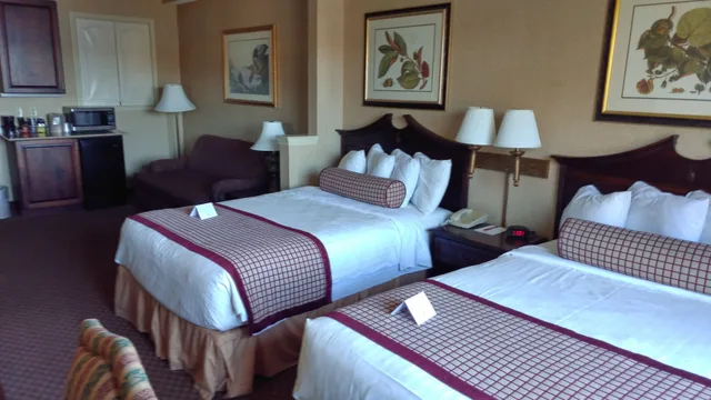 غرفة غراند بسريرين مزدوجين بإطلالة على البحيرة، Fort William Henry Hotel and Conference Center 2/8
