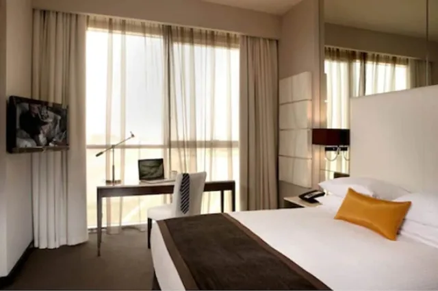 جناح بسرير كوين بغرفة نوم واحدة بمطبخ صغير، Centro Sharjah Rotana 4/10