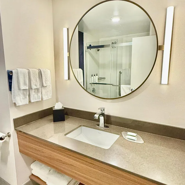 Room, King Bed, Bathtub, Accessible, Fairfield Inn And Suites Knoxville East 2/2
