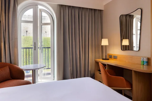 Guest Room, Double Bed, Tower View, Balcony، Hilton York 3/6