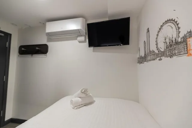 Standard, Double Bed, No Window، easyHotel London Victoria 5/10