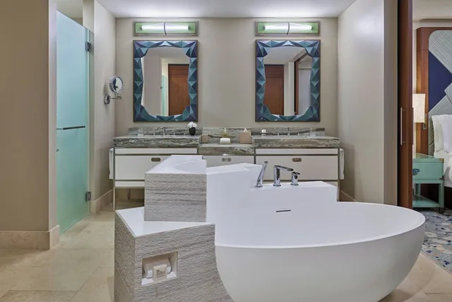 غرفة بسرير كينج بشرفة، The St. Regis Bermuda Resort 2/2