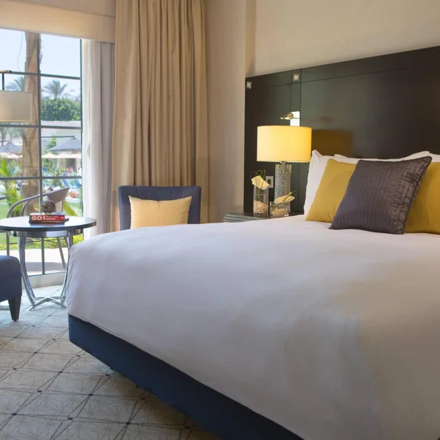 غرفة ديلوكس بسرير كينج، Renaissance Cairo Mirage City Hotel 3/6