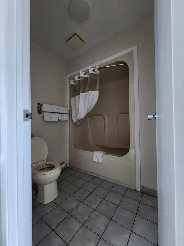 غرفة بسرير كوين، The Universal Inn And Suites 9/9