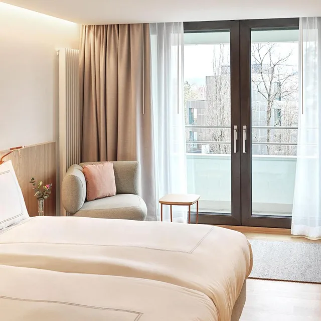 غرفة بريميير بسرير فردي بشرفة، Swissotel Kursaal Bern 1/7