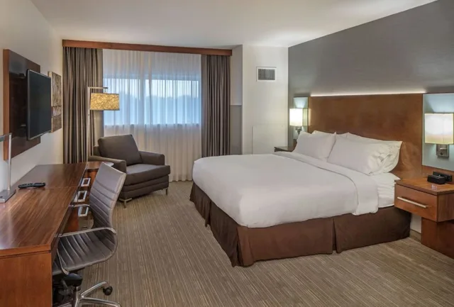 جناح بسرير كينج بغرفتين لذوي الإعاقة، Doubletree By Hilton Omaha Southwest 1/4