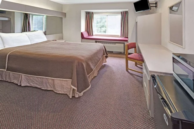 غرفة بسرير كوين، Red Lion Inn & Suites Elk Grove Village, IL 3/6