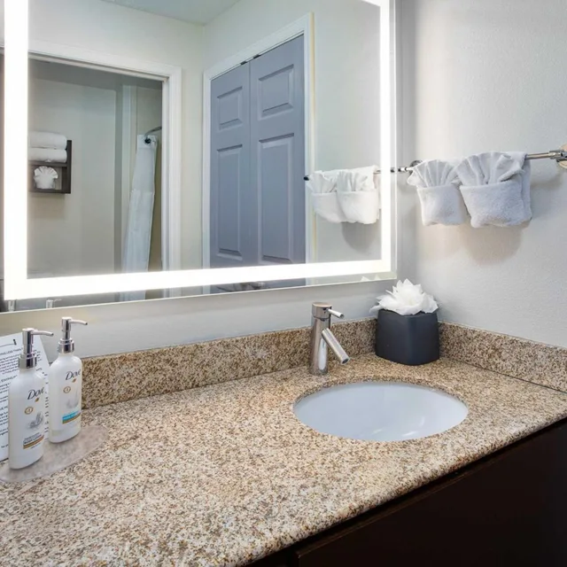 جناح استوديو بسرير كوين بحوض استحمام لذوي الإعاقة، STAYBRIDGE SUITES LINCOLN NORTHEAST 2/2