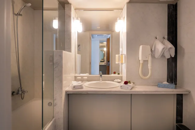 غرفة كلاسيكية بسريرين منفصلين بإطلالة على البحر مع أريكة، Aquila Porto Rethymno 3/7